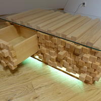 Tisch als Holzstapel